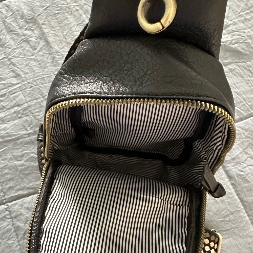 Beautiful cross body bag. Great for traveling. Never used